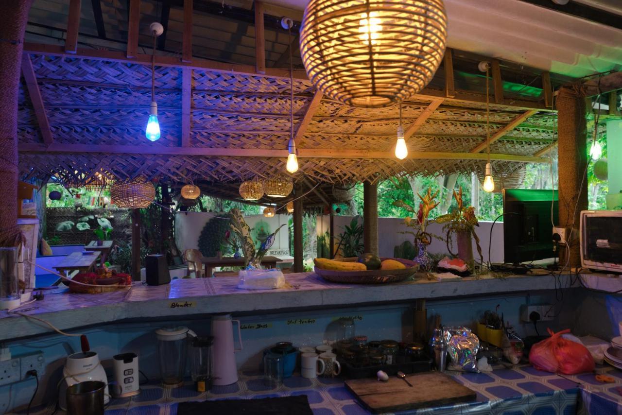 Hostel Tharu, Surf Camp & Restaurant Unawatuna Buitenkant foto