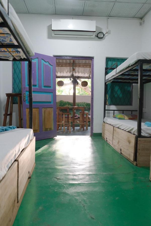 Hostel Tharu, Surf Camp & Restaurant Unawatuna Buitenkant foto