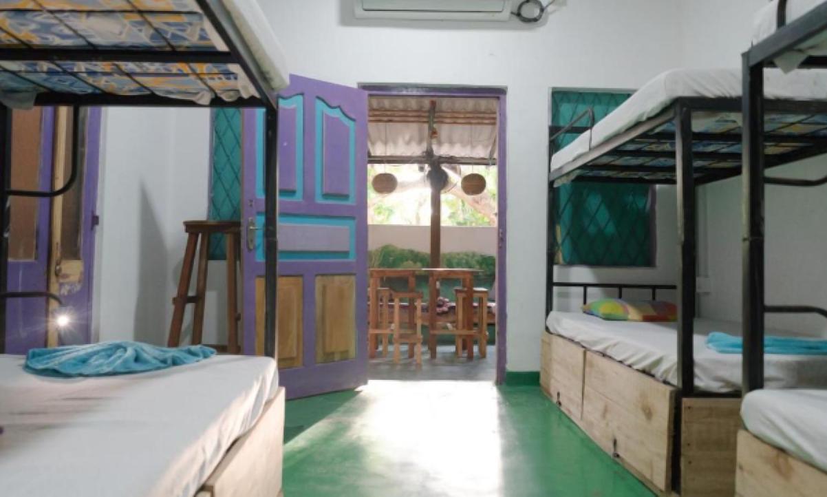 Hostel Tharu, Surf Camp & Restaurant Unawatuna Buitenkant foto