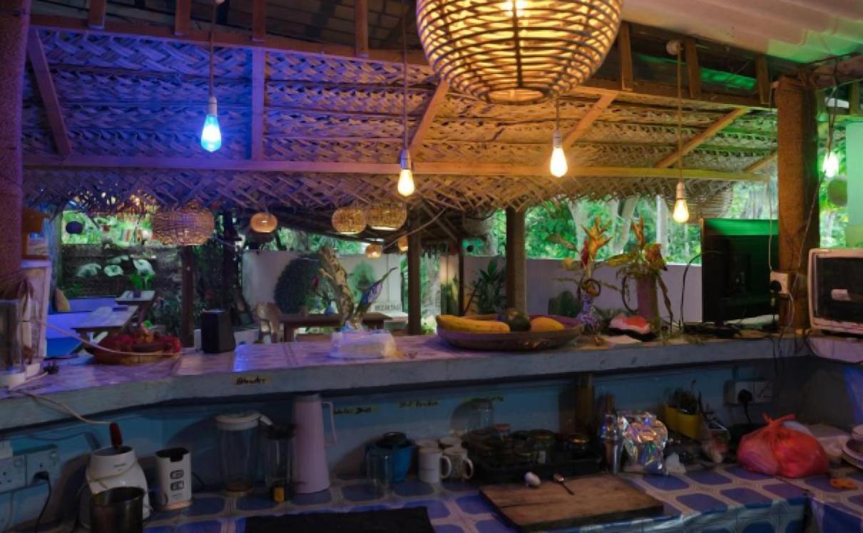 Hostel Tharu, Surf Camp & Restaurant Unawatuna Buitenkant foto